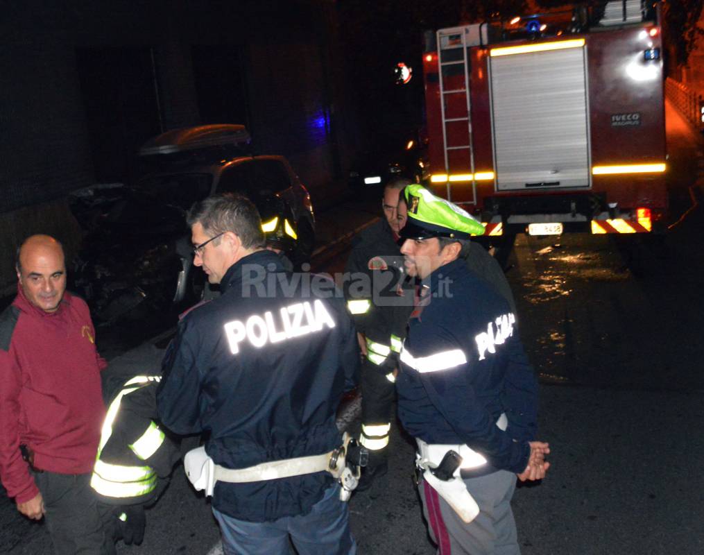 auto bruciata incendio vigili fuoco polizia notturna