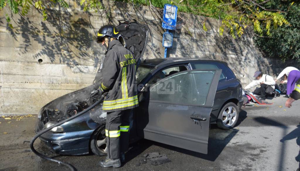 automobile incendio bruciata vigili del fuoco 115