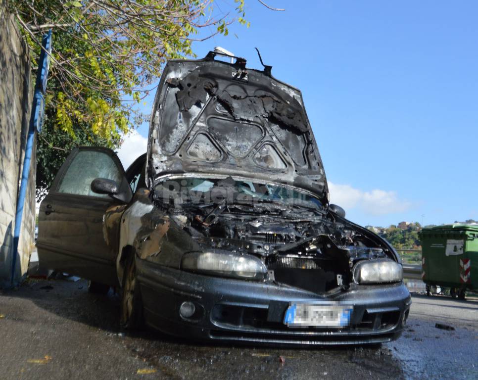 automobile incendio bruciata vigili del fuoco 115