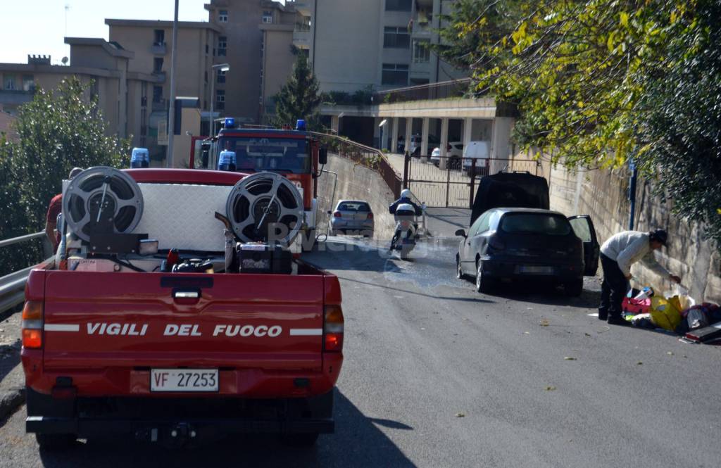 automobile incendio bruciata vigili del fuoco 115