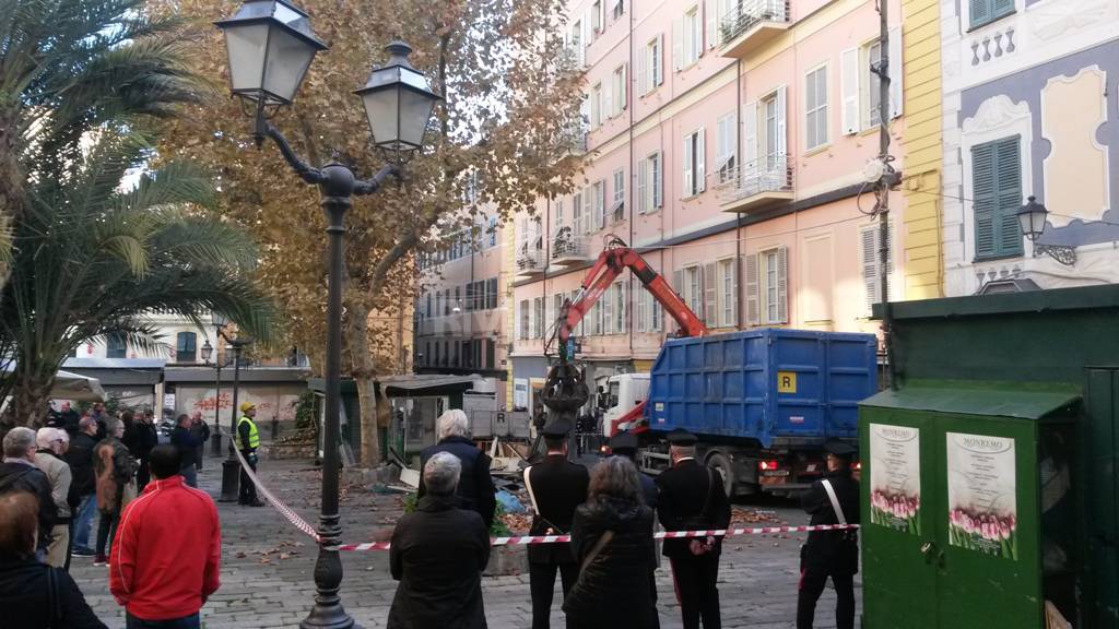 In piazza Siro Carli arriva la ruspa: passa la linea dura del comune, addio chioschi