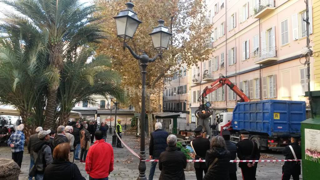 In piazza Siro Carli arriva la ruspa: passa la linea dura del comune, addio chioschi