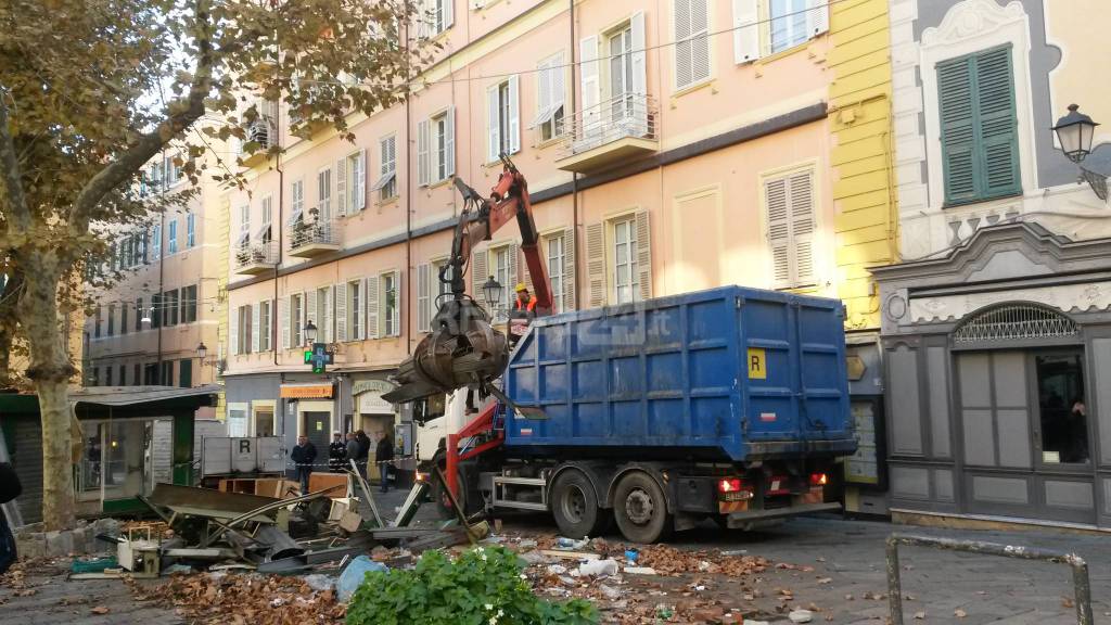 In piazza Siro Carli arriva la ruspa: passa la linea dura del comune, addio chioschi