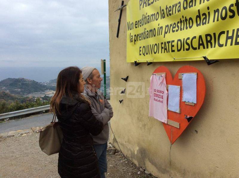 Gli amministratori di Bordighera Massimiliano Bassi e Cristina Bulzomì in visita la presidio #nolotto6