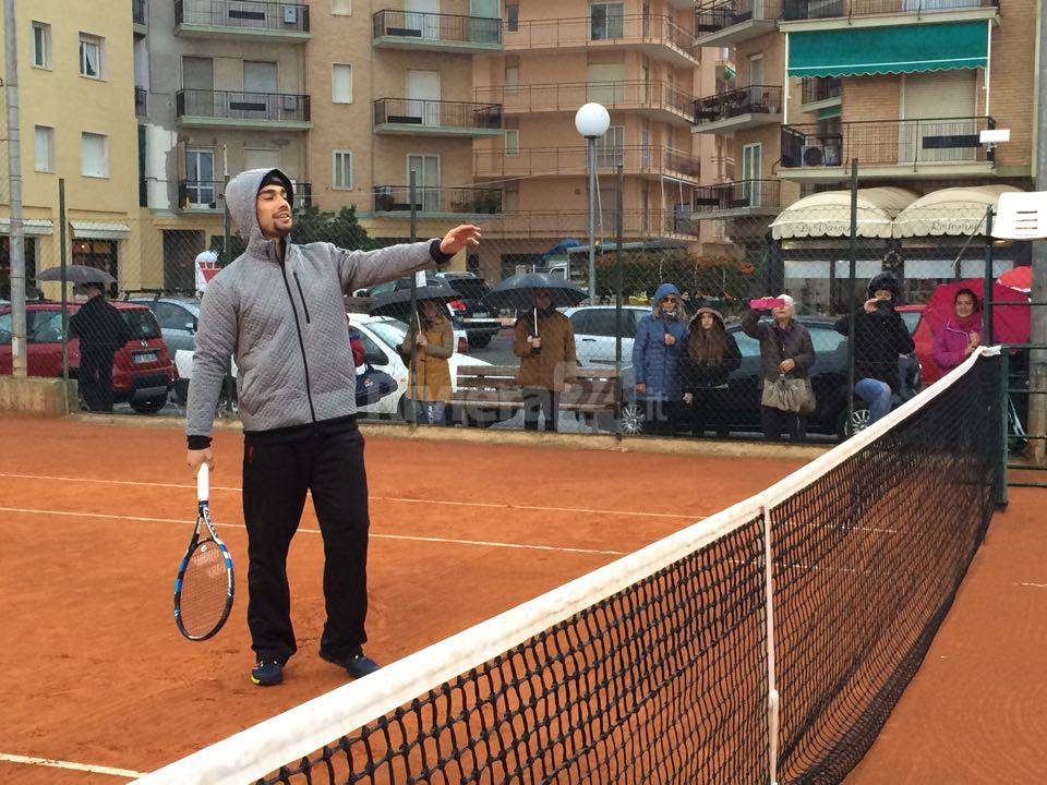 I giovanissimi della scuola "Amatori tennis armesi" si allenano con Fabio Fognini