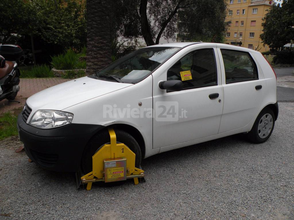 Sanremo, arrivano le ganasce per chi parcheggia in sosta vietata