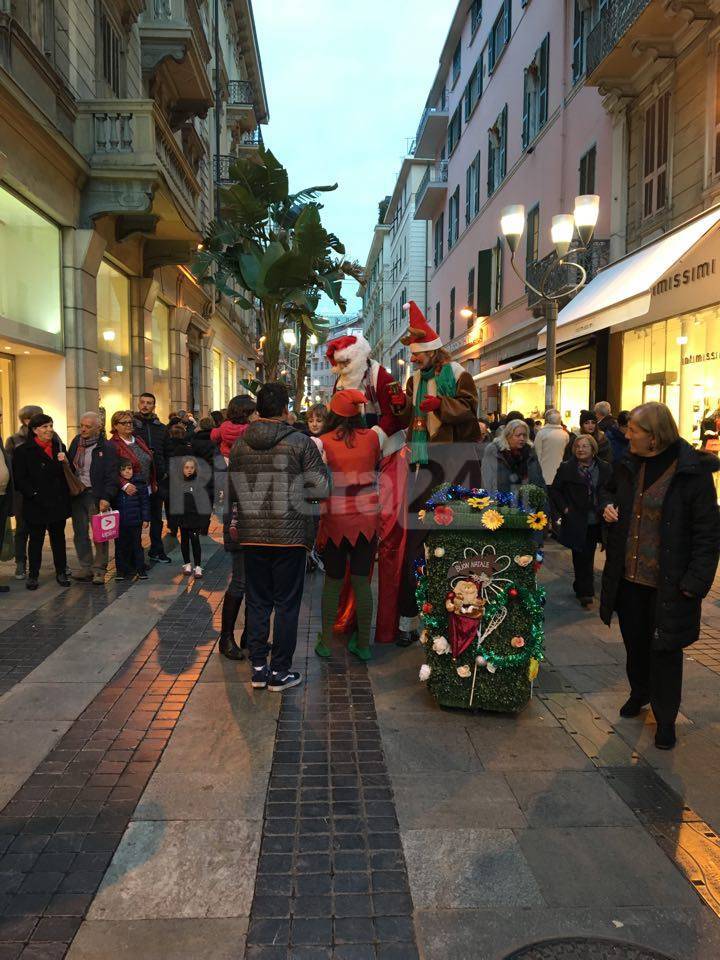 Si respira un'aria natalizia in via Matteotti, Babbo Natale, folletti e renne