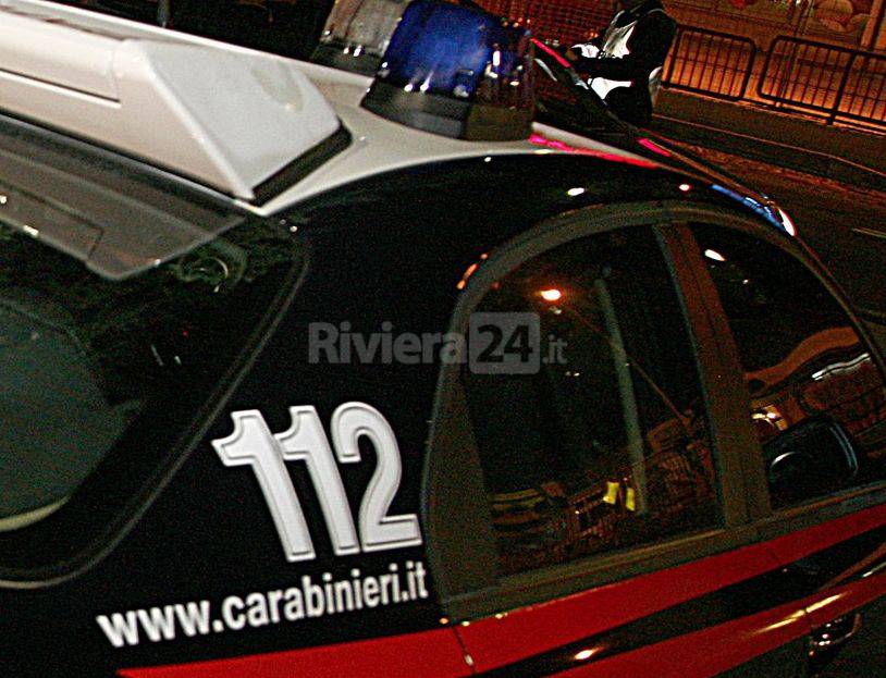 Sanremo, giovane donna minaccia ventenne con un coltello: denunciata dai carabinieri