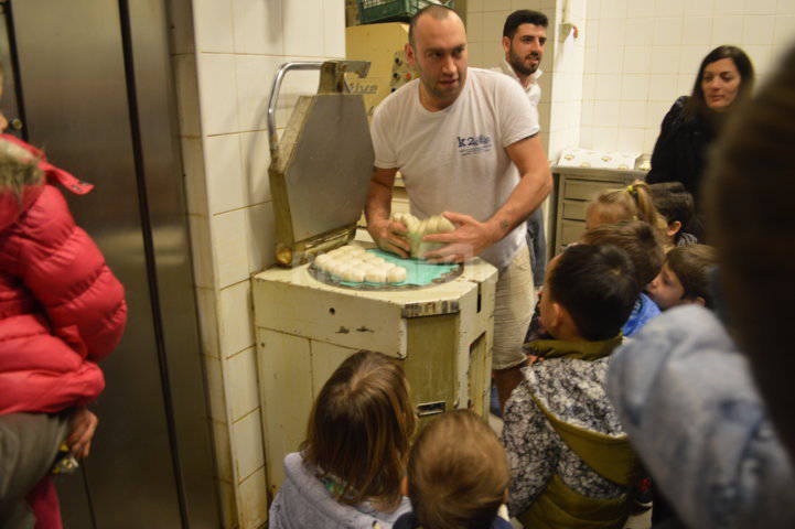 I piccoli ospiti dell'asilo Corradi a scuola di panetteria
