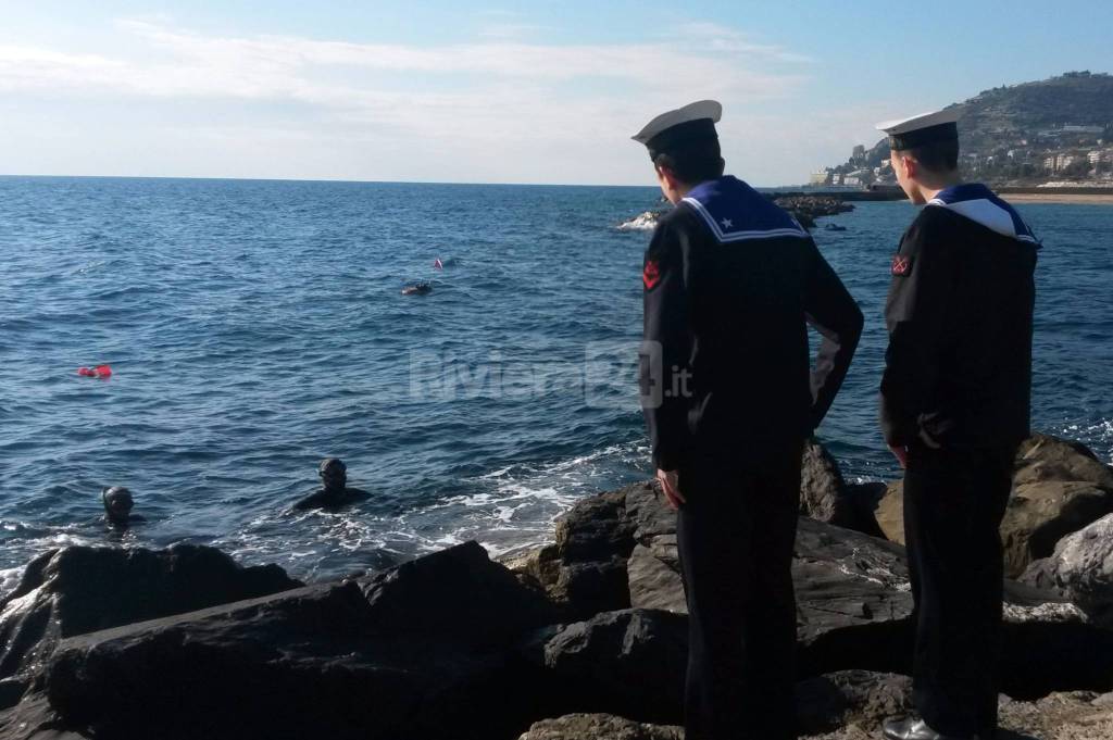 Misterioso ritrovamento in mare, sembra un ordigno bellico