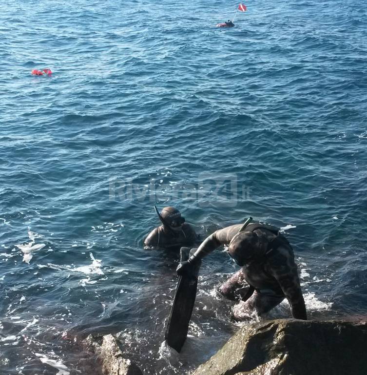 Misterioso ritrovamento in mare, sembra un ordigno bellico