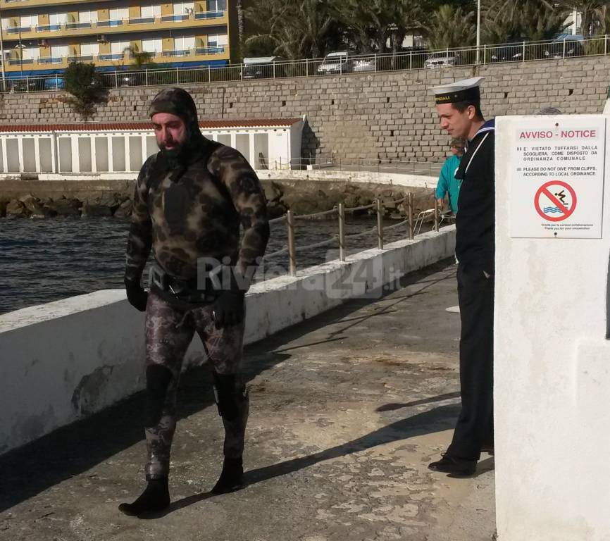 Misterioso ritrovamento in mare, sembra un ordigno bellico