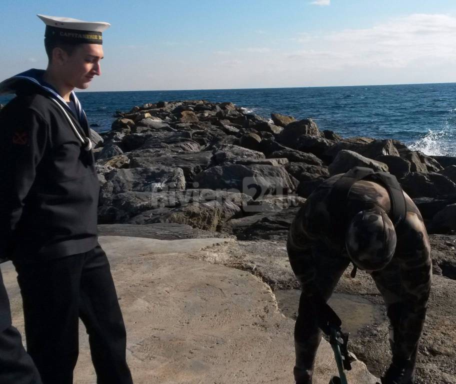 Misterioso ritrovamento in mare, sembra un ordigno bellico