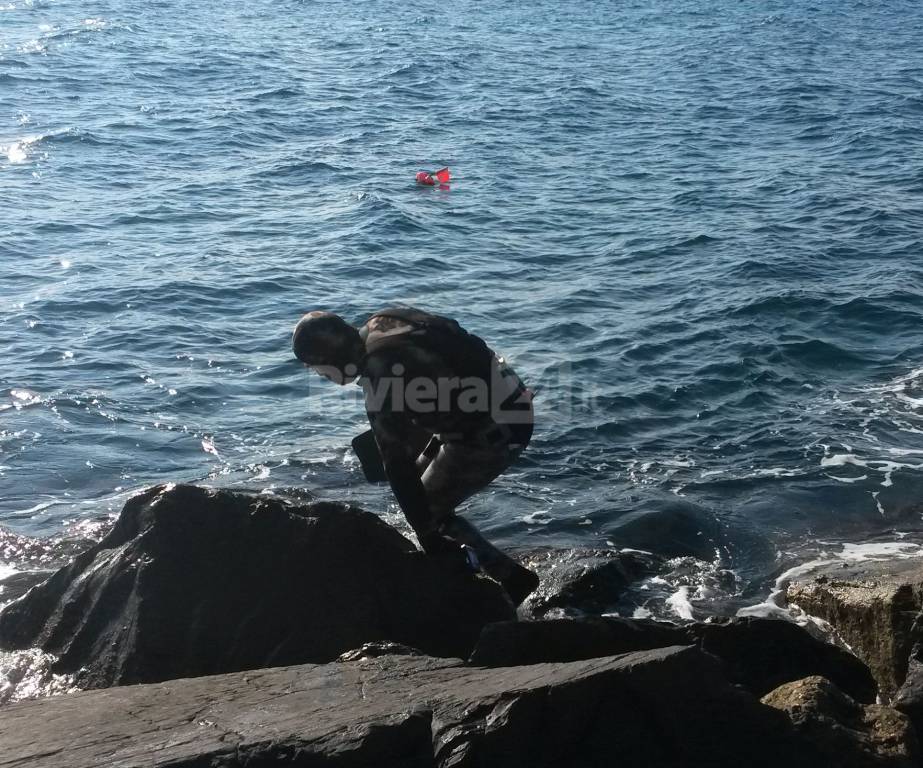 Misterioso ritrovamento in mare, sembra un ordigno bellico