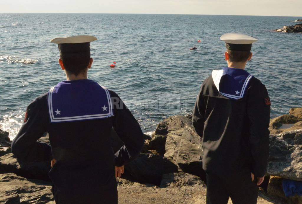 Misterioso ritrovamento in mare, sembra un ordigno bellico