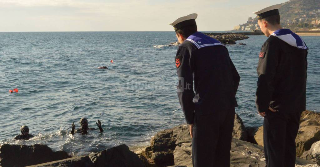 Misterioso ritrovamento in mare, sembra un ordigno bellico