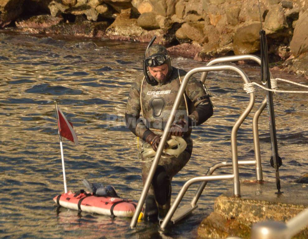 Misterioso ritrovamento in mare, sembra un ordigno bellico