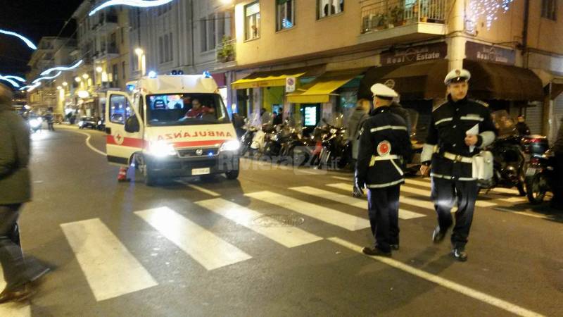 Sanremo, motociclista investe pedone e si ferisce finendo addosso a degli scooter