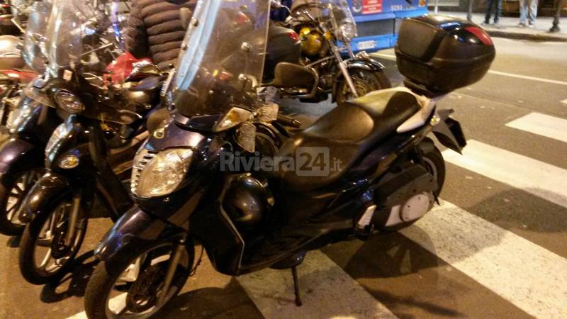 Sanremo, motociclista investe pedone e si ferisce finendo addosso a degli scooter