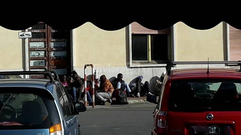 Ventimiglia, arrivo di oltre 100 migranti in stazione