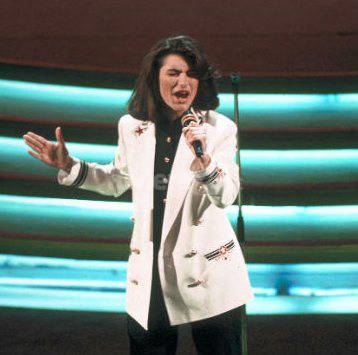 I look peggiori della storia del Festival di Sanremo, Laura Pausini