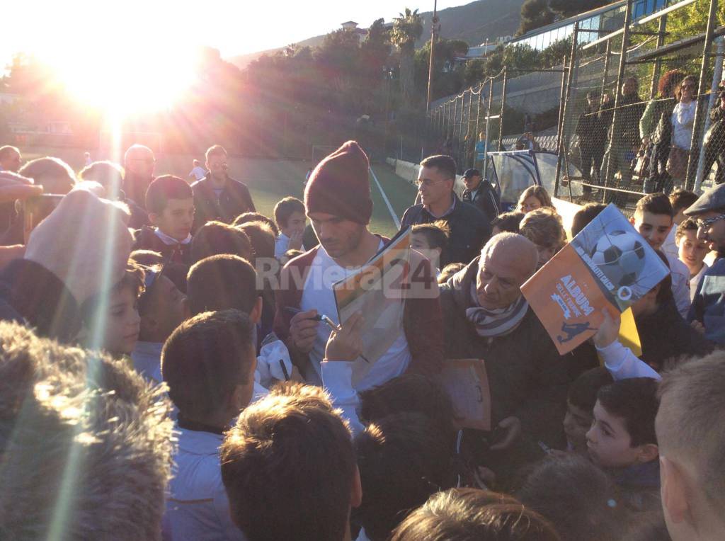 Bagno di folla per il calciatore della Juventus Stefano Sturaro ad Ospedaletti