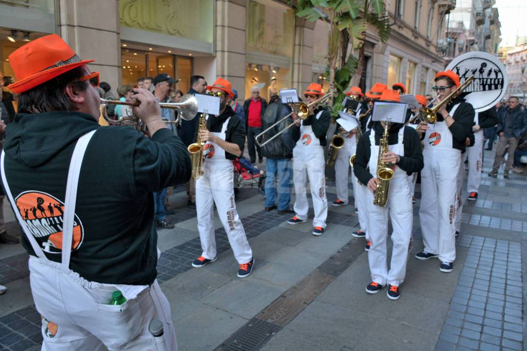 Bande, Ballerine Musica e allegria nelle vie della citta Sanremo