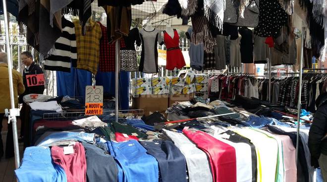 Ventimiglia, mercato del venerdì: centinaia gli articoli requisiti