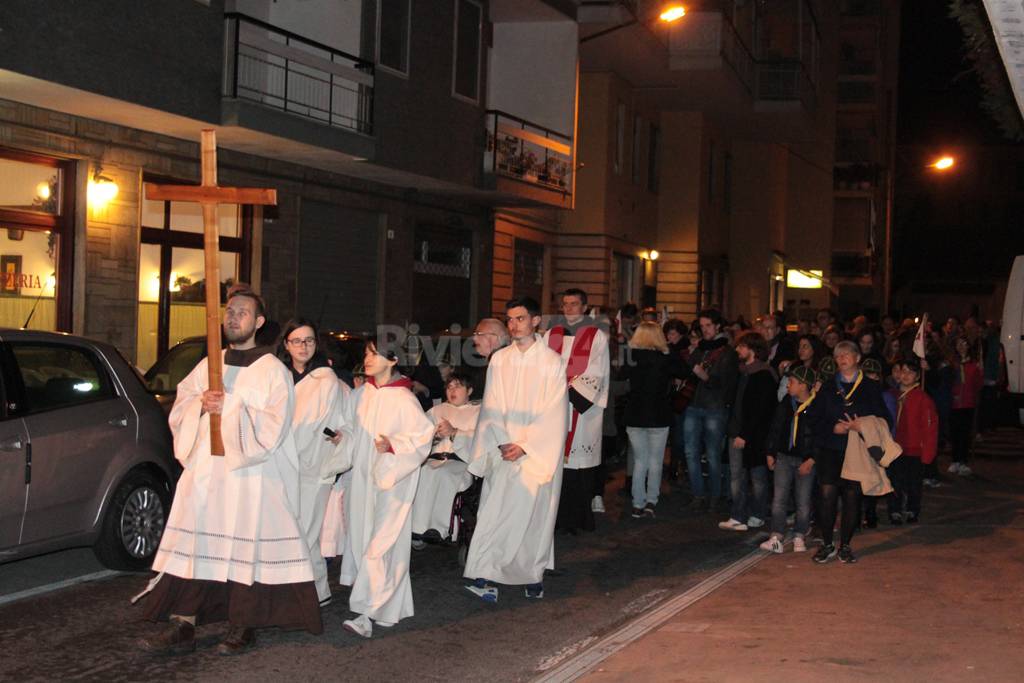 Tanta gente per la rappresentazione della Via crucis a San Martino