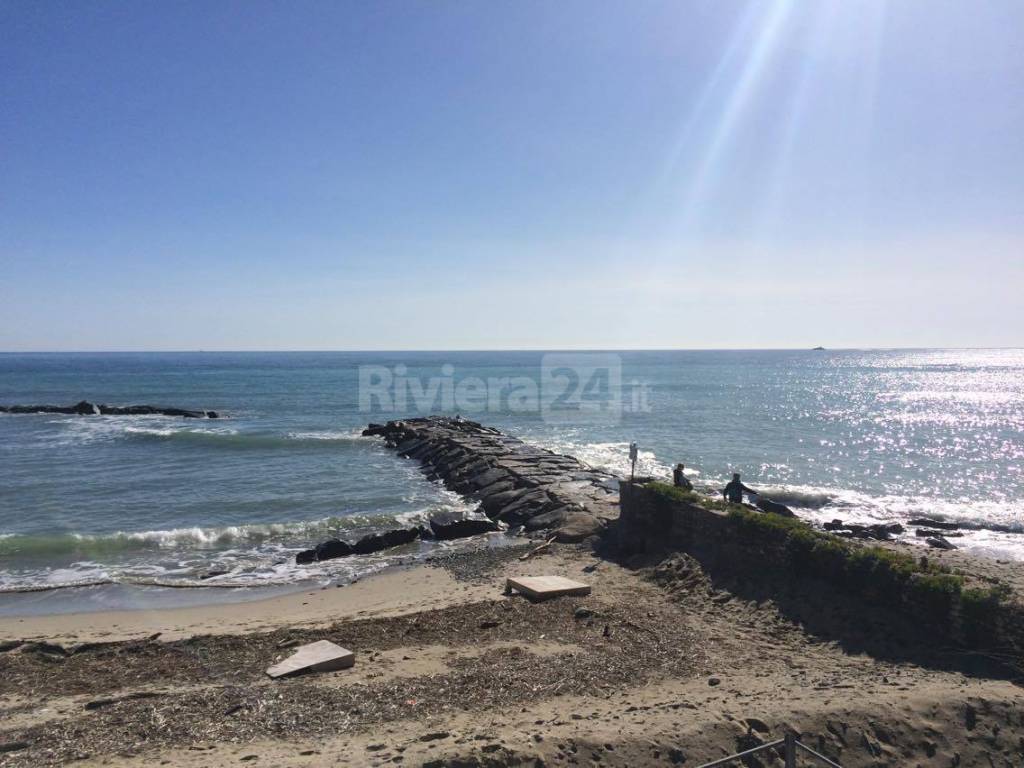 Torna a splendere il sole in provincia: ad Arma tantissimi turisti e residenti a passeggio sul lungomare