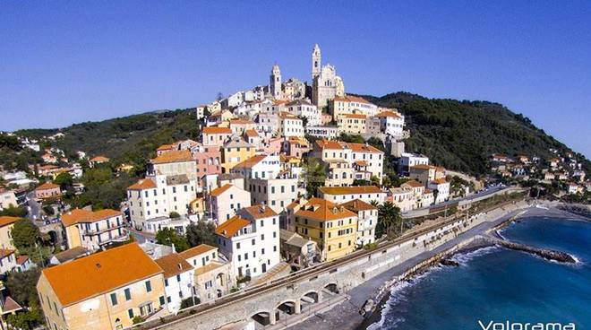 Cervo vista da un drone, un’immagine da cartolina che fa innamorare i turisti