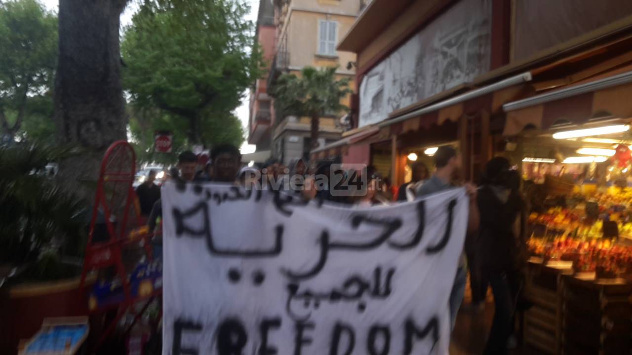 Corteo "No Borders" e migranti nel centro di Ventimiglia