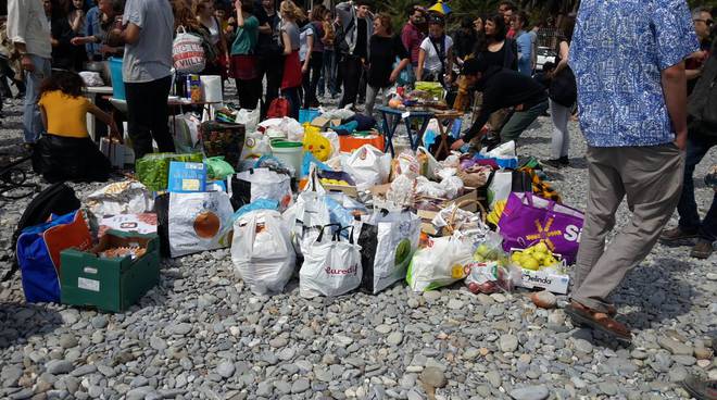 I “No Borders” sfidano Ioculano: in barba all’ordinanza si distribuisce cibo in spiaggia ai migranti