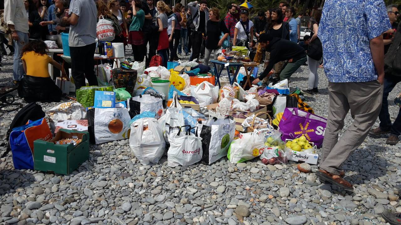 Distribuzione in spiaggia di cibo ai migranti ad opera dei "No Borders"