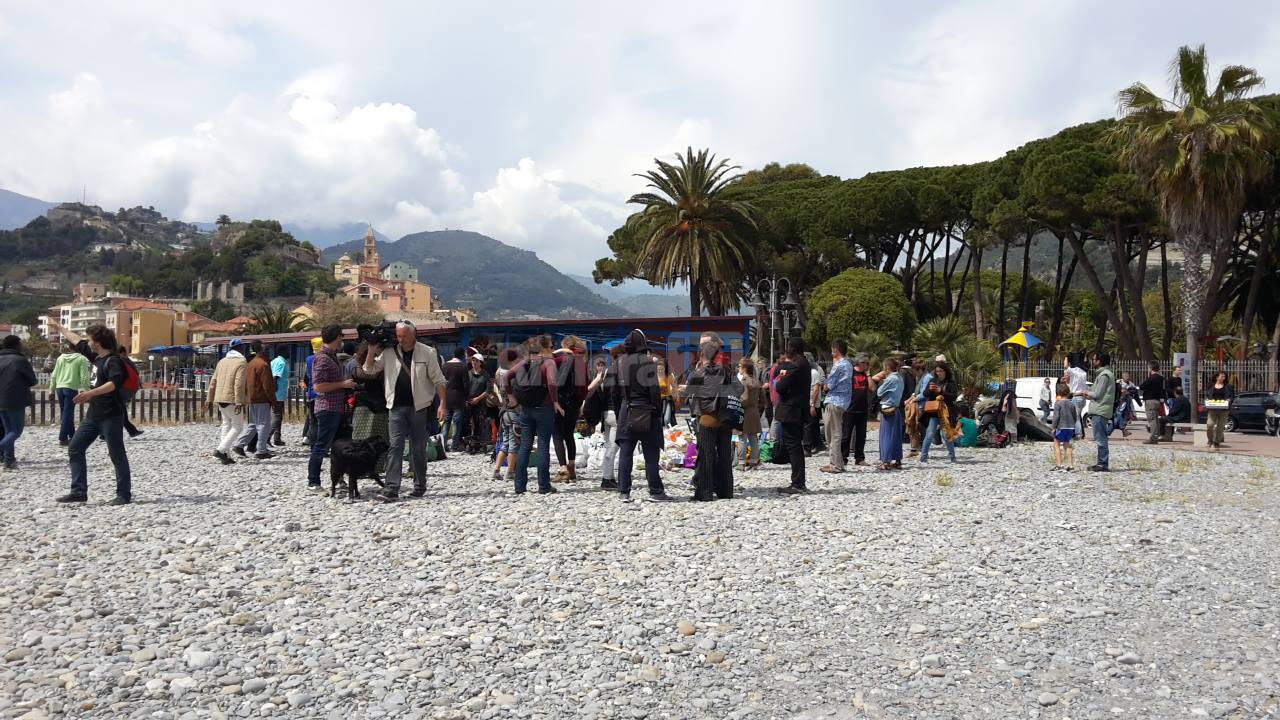 Distribuzione in spiaggia di cibo ai migranti ad opera dei "No Borders"