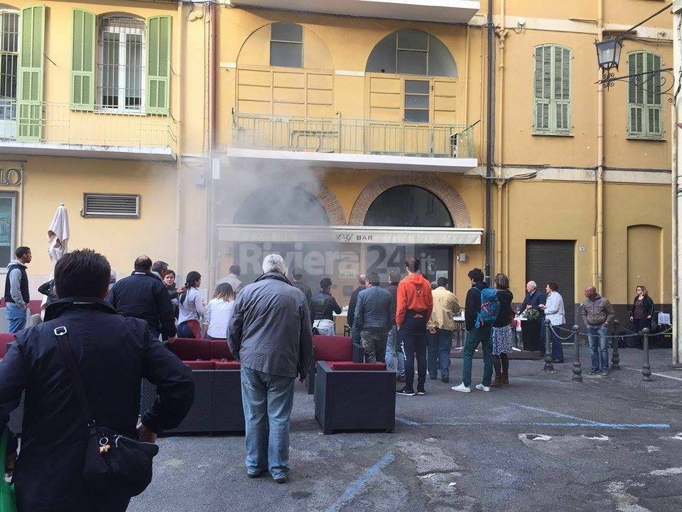 Incendio bar L&G in piazza Borea d'Olmo a Sanremo