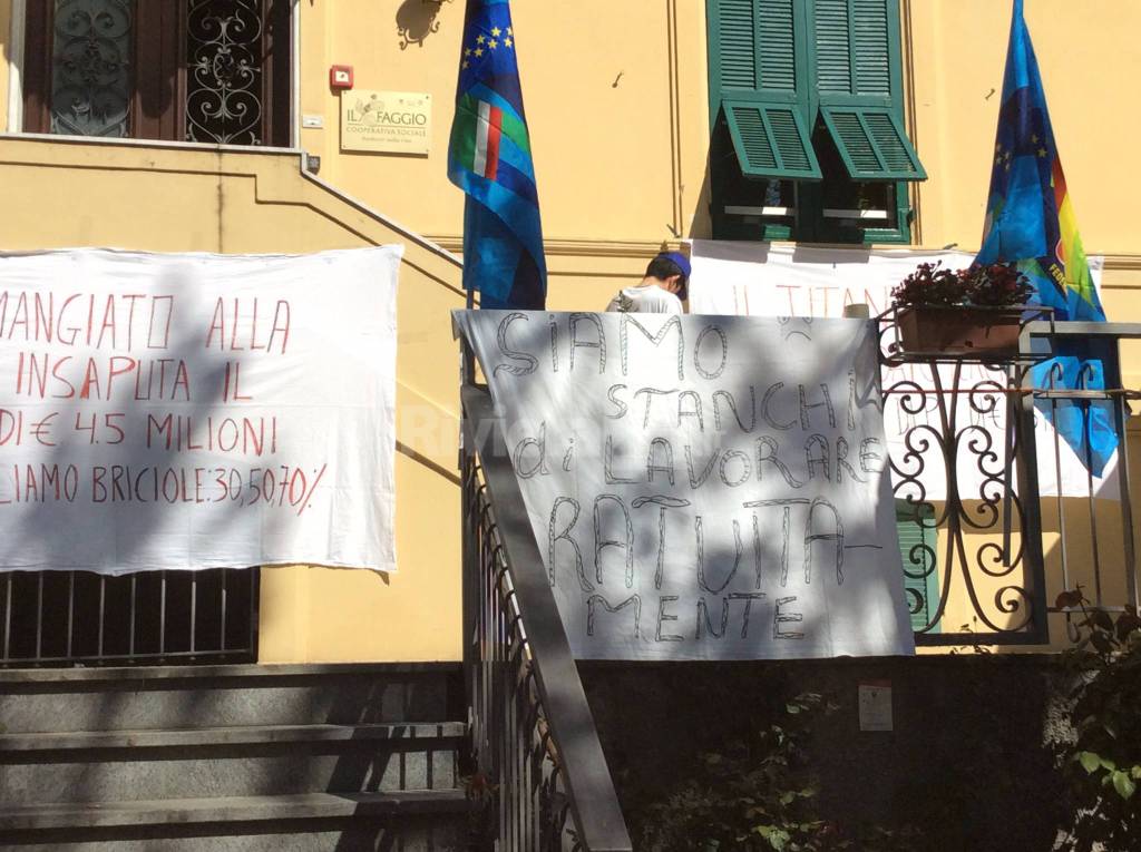 Manifestazione di protesta dei dipendenti della coop "Il Faggio" a Ventimiglia