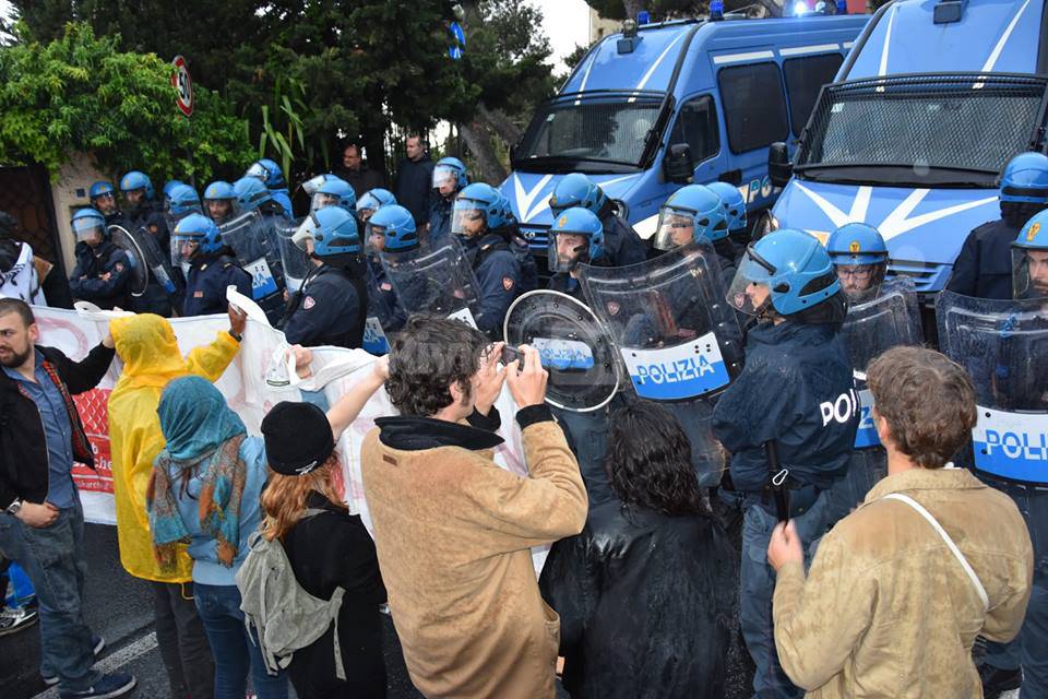 Negli scatti di Marco Maiolino la manifestazione odierna dei "No Borders" a Ventimiglia