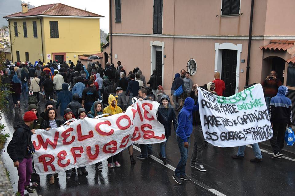 Negli scatti di Marco Maiolino la manifestazione odierna dei "No Borders" a Ventimiglia
