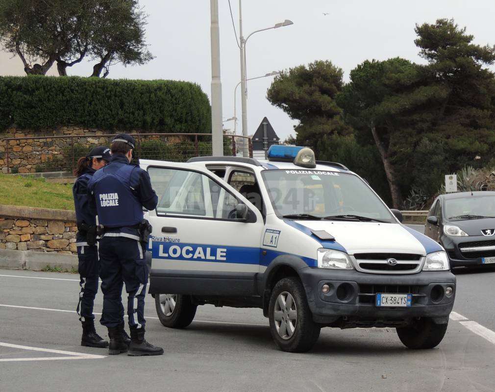 Riviera 24 - Riva Ligure, posto di controllo della Polizia Locale lungo la via Aurelia