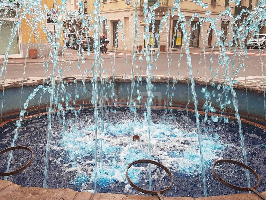 riviera24 - fontana di arma si colora di blu per giornata autismo