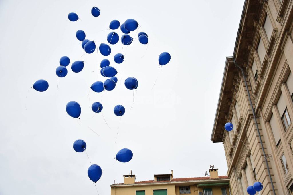 Riviera24 - Un lancio di palloncini blu per la Giornata Mondiale dell'Autismo