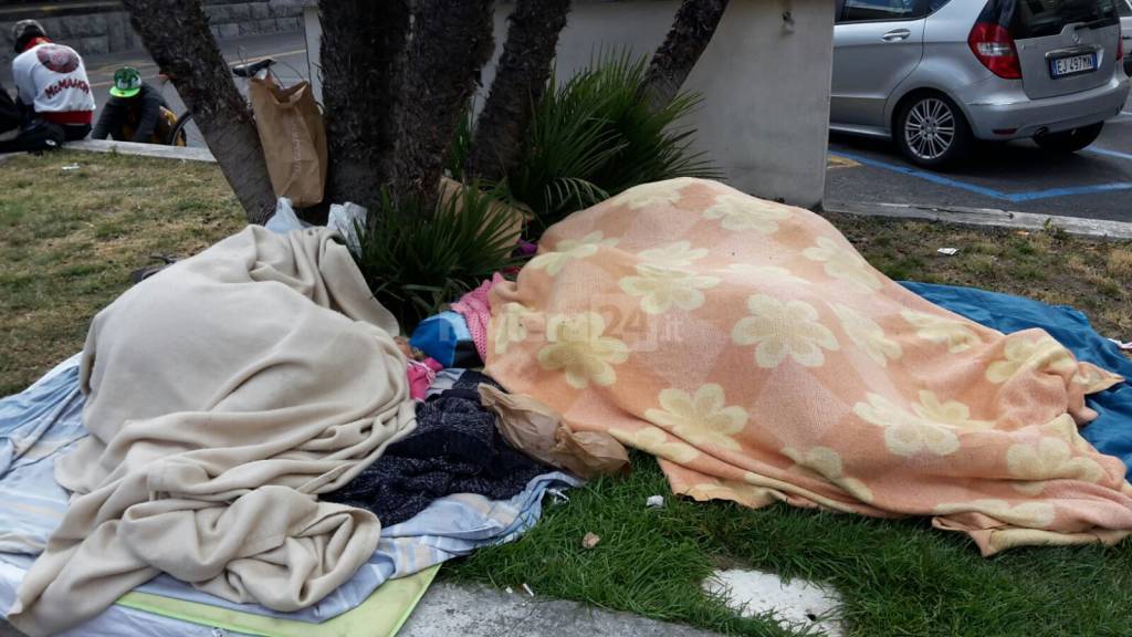 Benvenuti al Grand Hotel della stazione: in balia di sbandati e bivacchi tra le aiuole