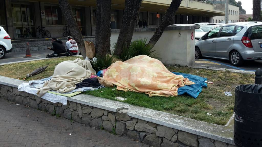 Benvenuti al Grand Hotel della stazione: in balia di sbandati e bivacchi tra le aiuole