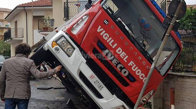 Taggia, cede l’asfalto e il camion dei vigili del fuoco si ribalta