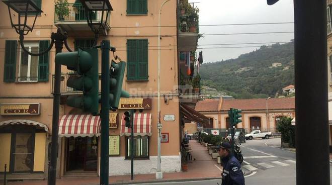 Ventimiglia, camion prende in pieno il semaforo allo stop di via Cavour