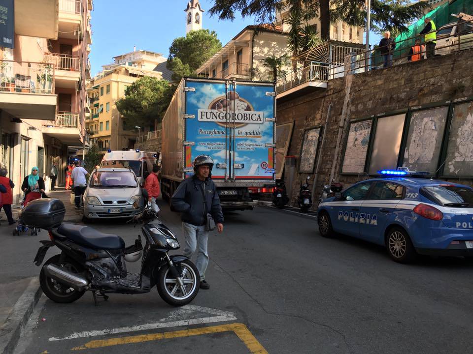 Incendio androne del condominio in via Galilei 322