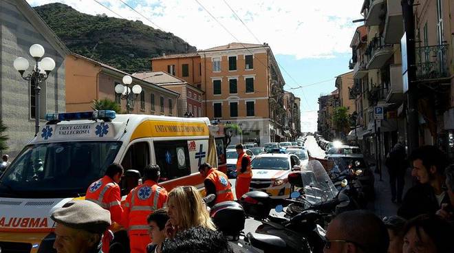 Ventimiglia, auto contro moto in via Cavour: due centauri in ospedale