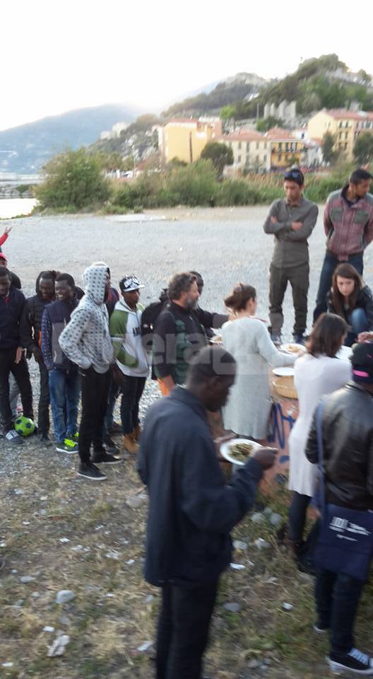 Lungo Roia ristorante a cielo aperto: i No Borders sfamano i migranti