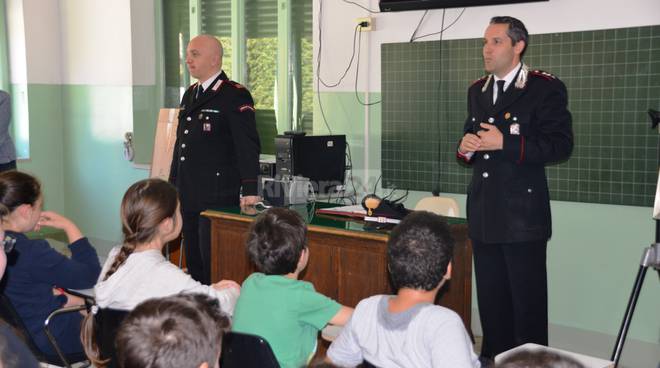 Carabinieri a scuola per far lezione di “anti-bullismo”